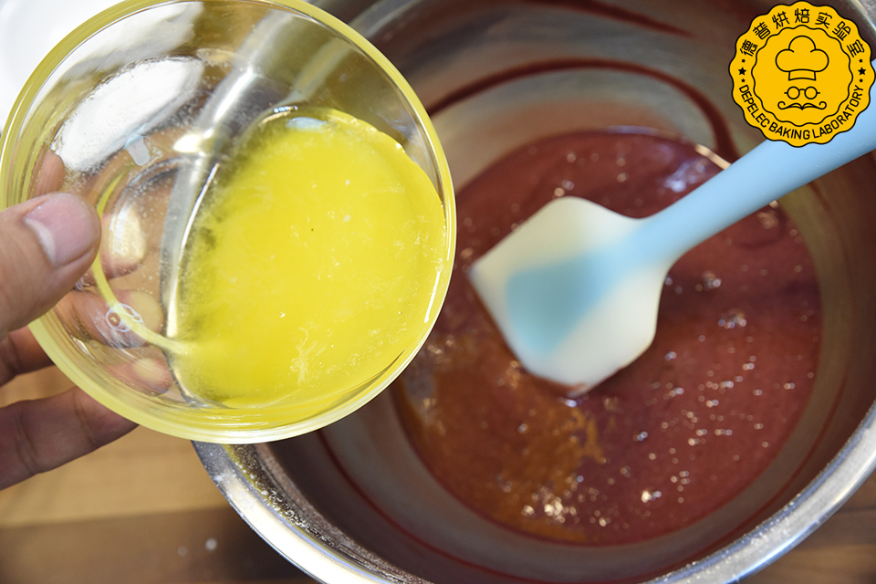 3.黄油放入微波炉中，液化放凉至手温后加入；