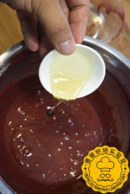 拌匀后，加入蜂蜜，搅拌均匀；