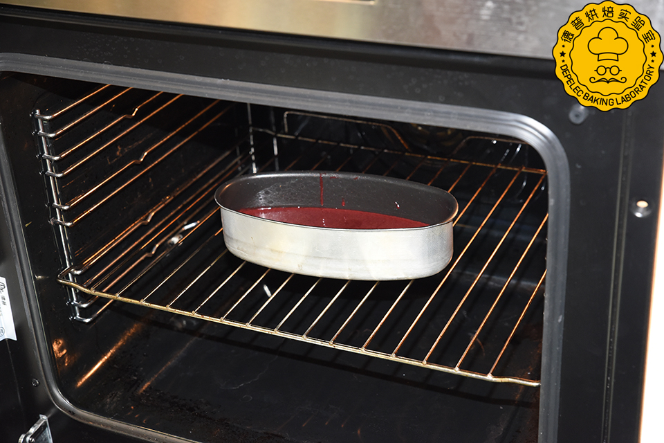 倒入烤盘中，放入德普烤箱，焙烤模式185度烤制20min