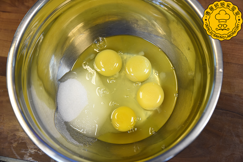 .将配料二中的鸡蛋和细糖，倒入容器中，慢速搅拌；