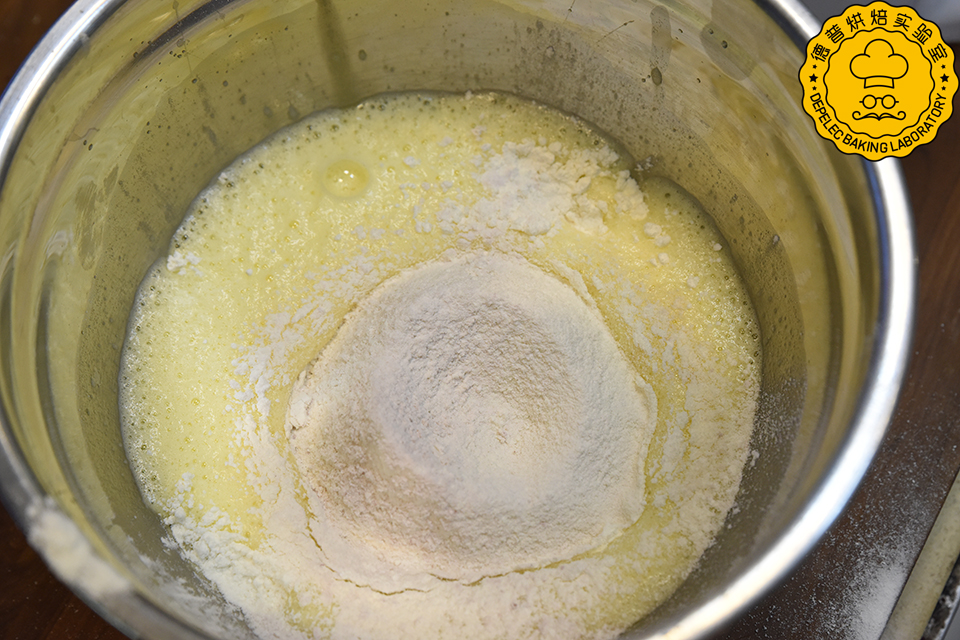 快速打发至浓稠，筛入面粉、奶粉和泡打粉，搅拌均匀；