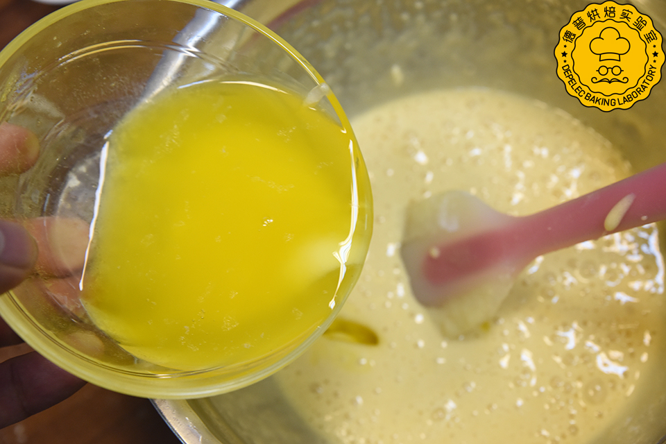 黄油液化，加入面糊中，拌匀；