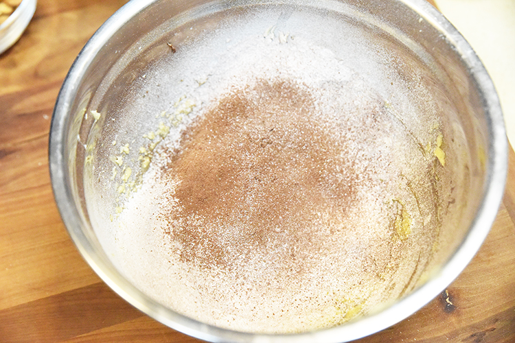将面粉和可可粉筛入黄油酱中，揉成面团