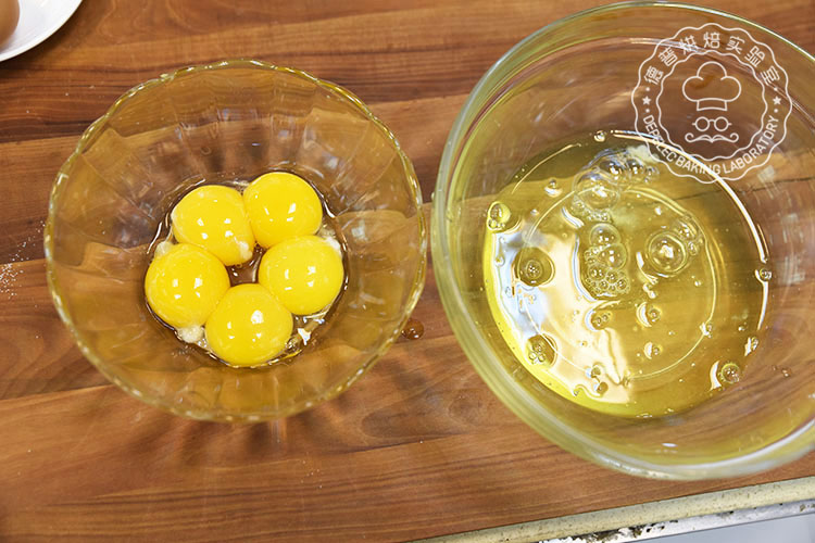 1、将其中五个鸡蛋蛋清蛋黄分开备用、德普烘焙实验室