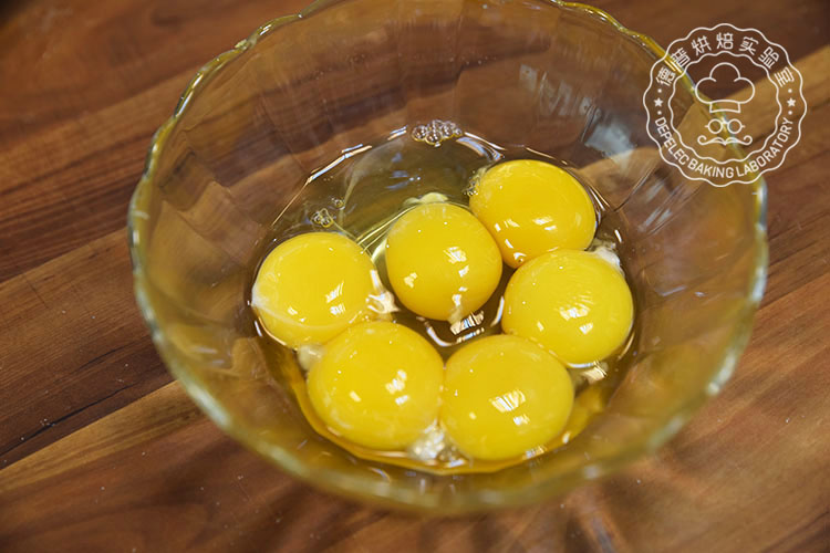 剩下一个鸡蛋和蛋黄加入一起混合均匀备用；德普烘焙实验室