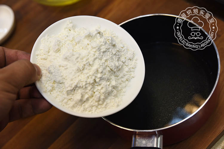 加热玉米油，加入过筛后的面粉和奶粉搅拌至丝滑的状态