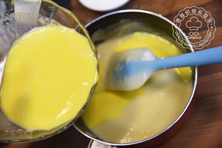 牛奶蛋黄液倒入晾至手温的面糊中，
