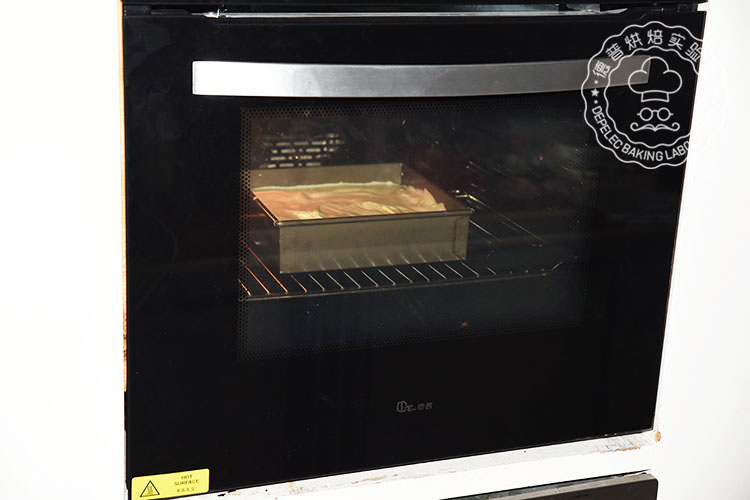 送入预热好的烤箱，焙烤模式烤制45min