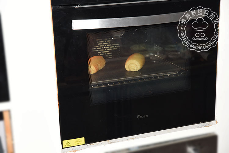 将德普烤箱调制快热档，190度中下层，烤制约15min，颜色金黄出炉即可；
