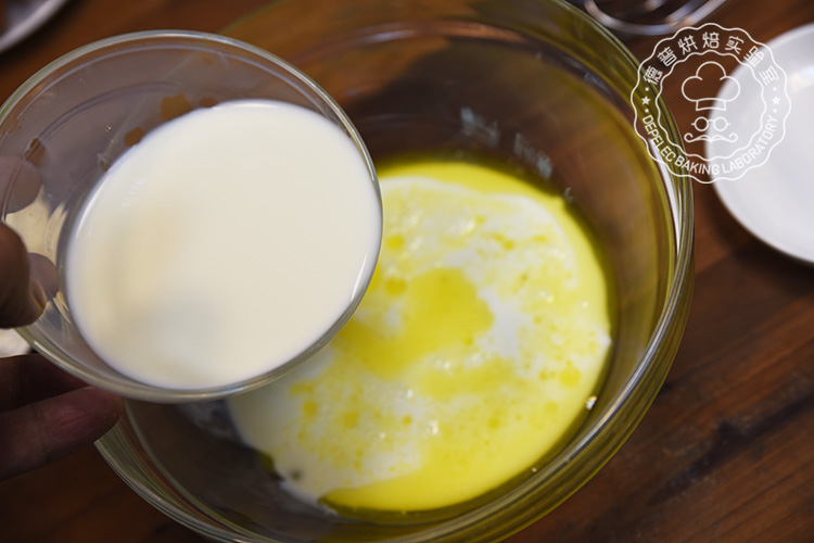 鸡蛋哈雷做法-黄油中加入细糖和牛奶，充分搅拌至糖化；