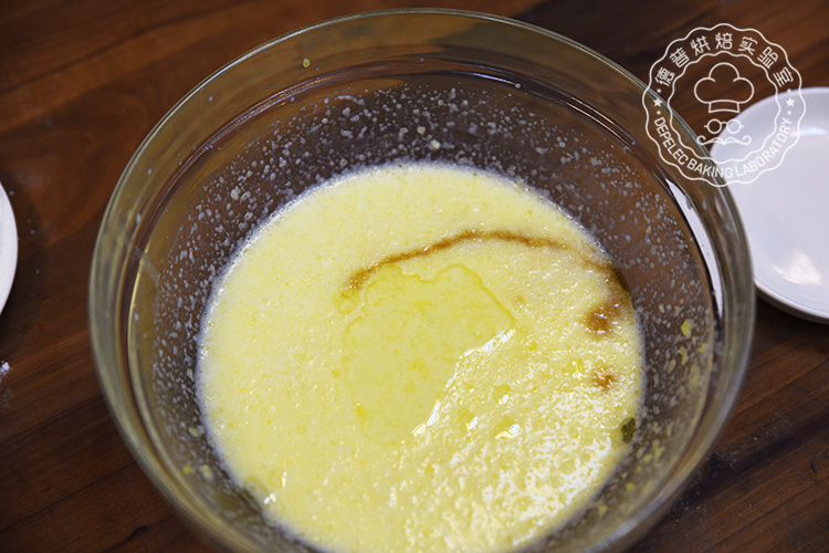 鸡蛋哈雷制作步骤 加入色拉油和香草精，混合均匀；
