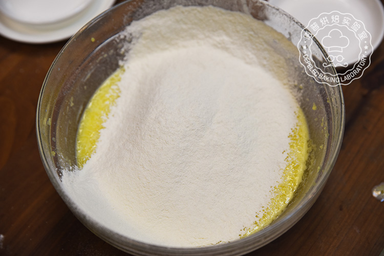 筛入低筋面粉、奶粉和泡打粉，搅拌成细腻丝滑的面糊-鸡蛋哈雷做法图