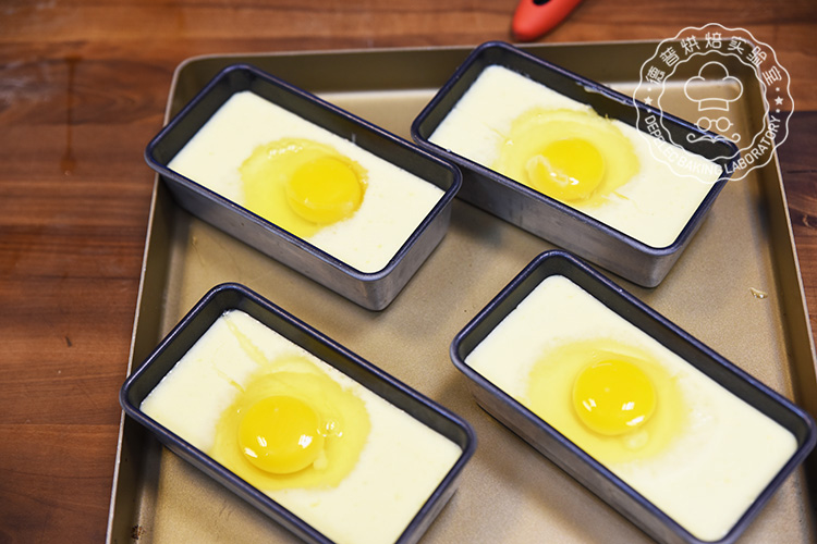 每个模具中心加一个鸡蛋，不要打散蛋黄-鸡蛋哈雷做法7