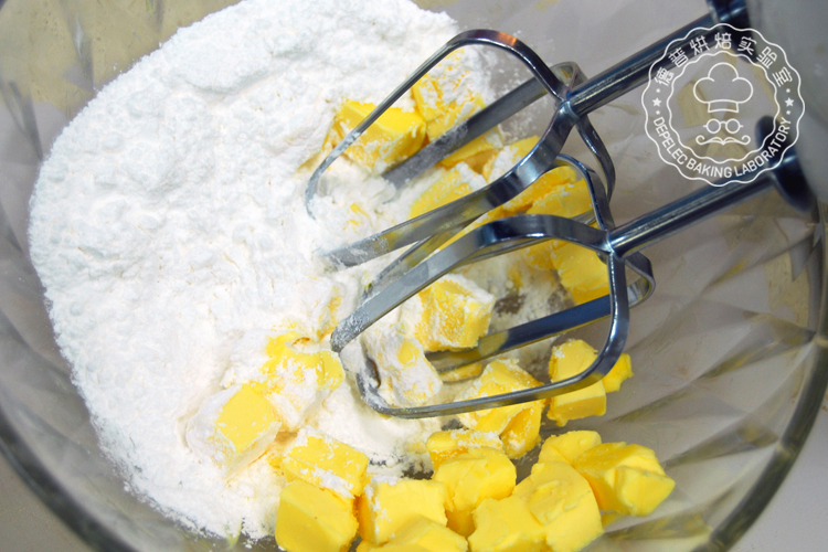 将糖粉与黄油慢快速打至颜色乳黄发白色|德普烘焙实验室