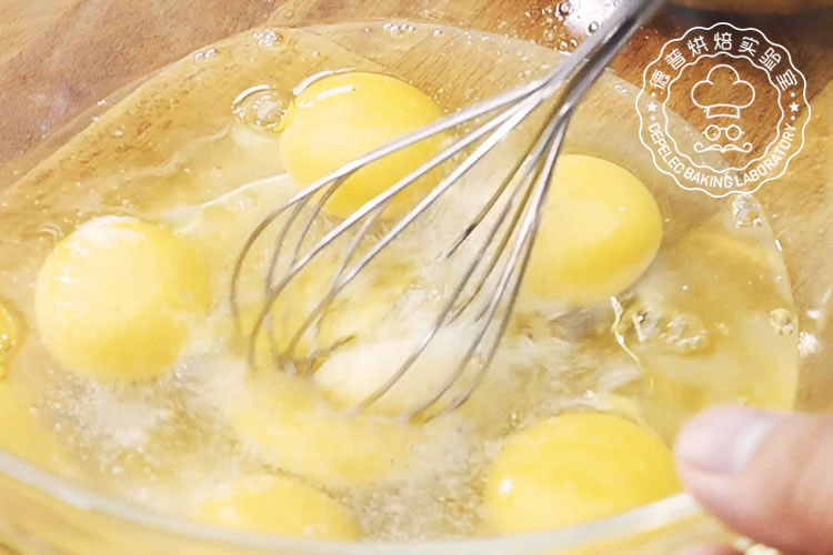 、鸡蛋打散到一个盆中，加入少量的盐和黑胡椒打散备用；